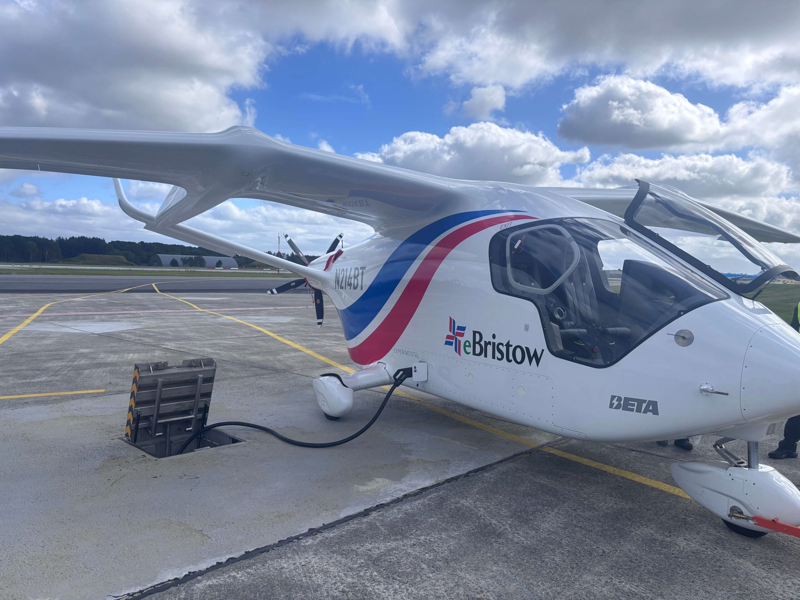 Elektrisk fly som hurtiglader Kempower