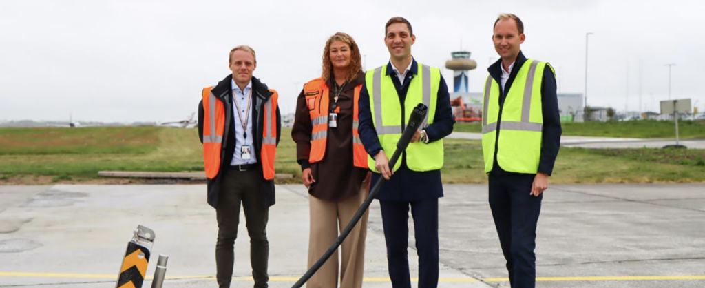 From left: Programme manager Mats Bye, Stavanger Airport Director Anette Sigmunstad, Minister of Climate and Environment Andreas Bjelland Eriksen and DriiV Manager Kristoffer Hurv during the fast charger launch. Photo: Ø. Løwer / Avinor